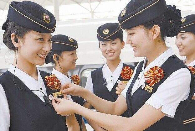 高铁乘务员一个月工资是多少?原来工资待遇是这样 高铁乘务员一个月工资是多少?原来工资待遇是这样